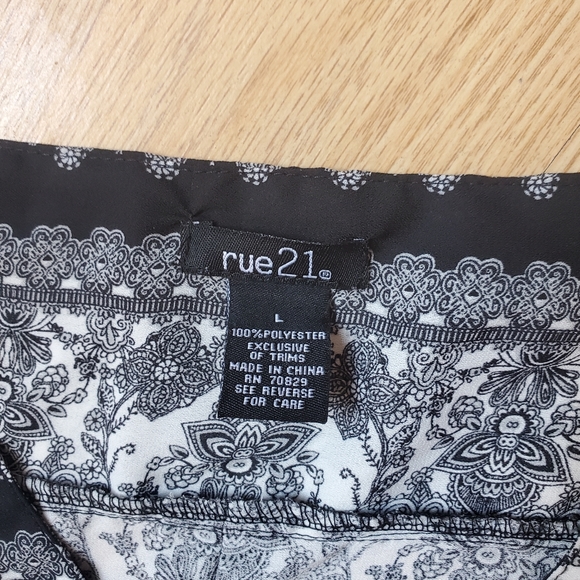 Rue21 Woman's Blouse Size L. - Picture 6 of 6